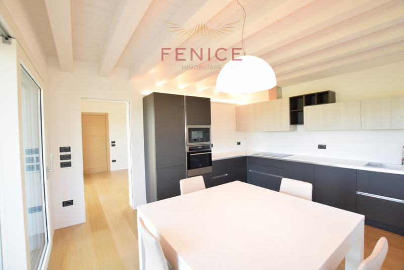 Immersa nella quiete della campagna di Caerano di San Marco, ma strategicamente vicina al centro ...