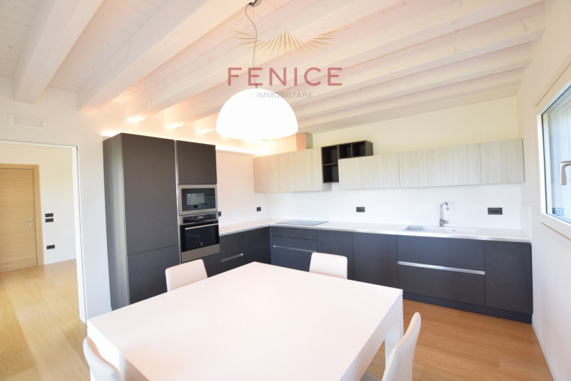 Immersa nella quiete della campagna di Caerano di San Marco, ma strategicamente vicina al centro ...