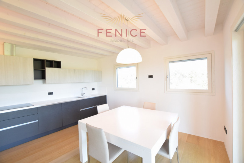 Immersa nella quiete della campagna di Caerano di San Marco, ma strategicamente vicina al centro ...