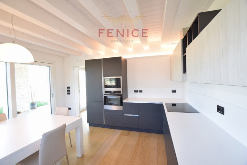 Immersa nella quiete della campagna di Caerano di San Marco, ma strategicamente vicina al centro ...