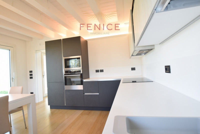 Immersa nella quiete della campagna di Caerano di San Marco, ma strategicamente vicina al centro ...