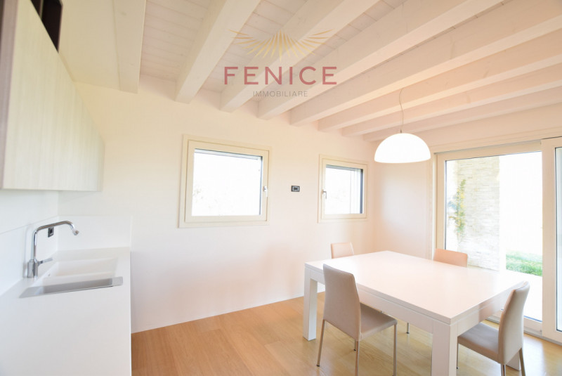 Immersa nella quiete della campagna di Caerano di San Marco, ma strategicamente vicina al centro ...