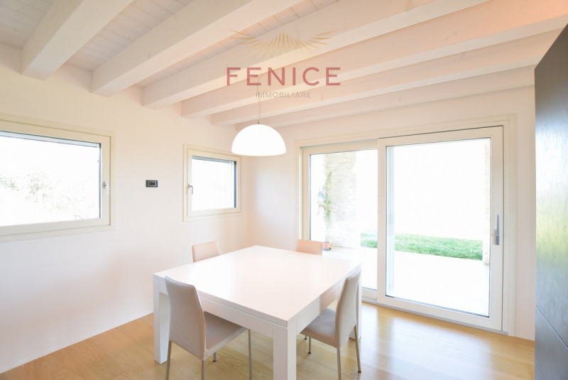 Immersa nella quiete della campagna di Caerano di San Marco, ma strategicamente vicina al centro ...