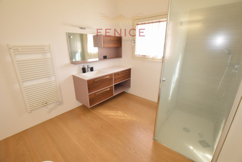 Immersa nella quiete della campagna di Caerano di San Marco, ma strategicamente vicina al centro ...