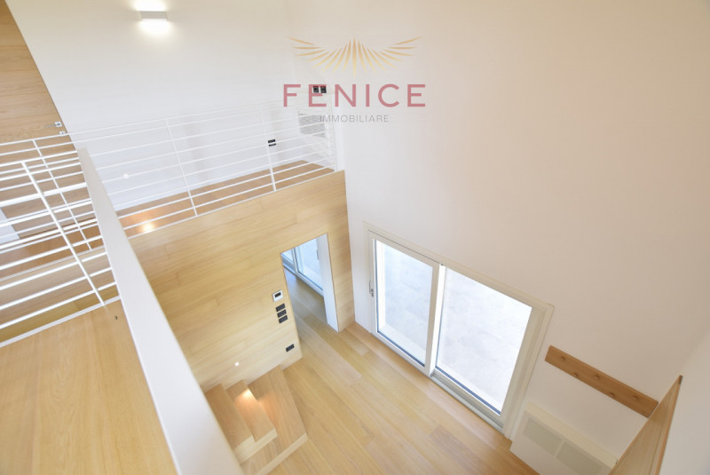 Immersa nella quiete della campagna di Caerano di San Marco, ma strategicamente vicina al centro ...