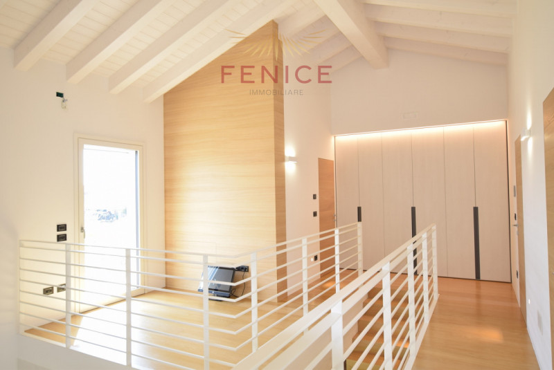 Immersa nella quiete della campagna di Caerano di San Marco, ma strategicamente vicina al centro ...