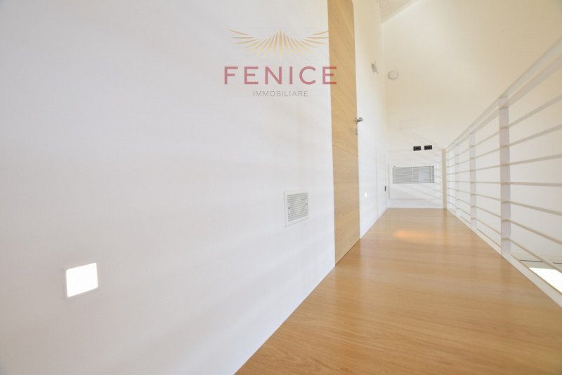 Immersa nella quiete della campagna di Caerano di San Marco, ma strategicamente vicina al centro ...