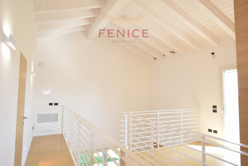 Immersa nella quiete della campagna di Caerano di San Marco, ma strategicamente vicina al centro ...