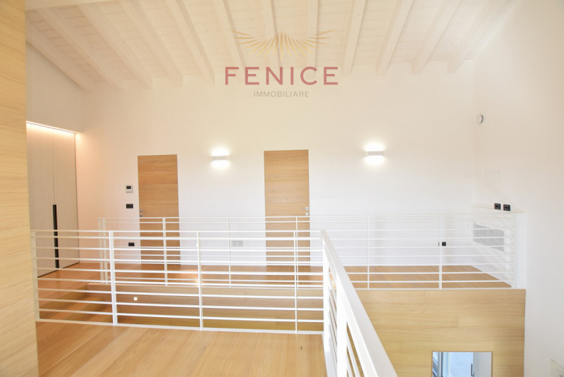 Immersa nella quiete della campagna di Caerano di San Marco, ma strategicamente vicina al centro ...