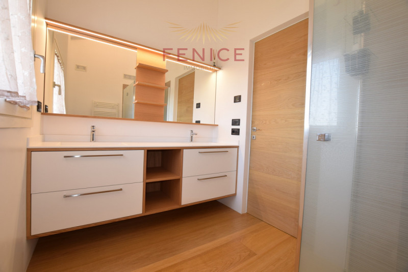 Immersa nella quiete della campagna di Caerano di San Marco, ma strategicamente vicina al centro ...