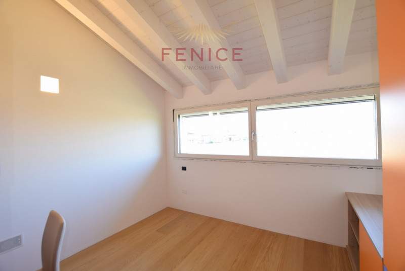 Immersa nella quiete della campagna di Caerano di San Marco, ma strategicamente vicina al centro ...