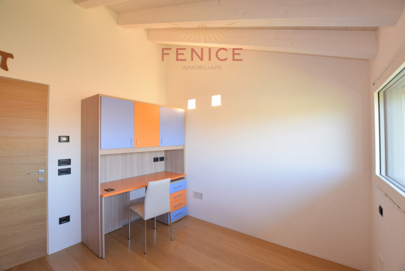 Immersa nella quiete della campagna di Caerano di San Marco, ma strategicamente vicina al centro ...