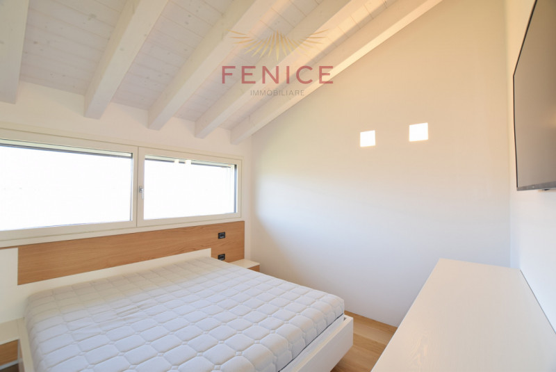 Immersa nella quiete della campagna di Caerano di San Marco, ma strategicamente vicina al centro ...