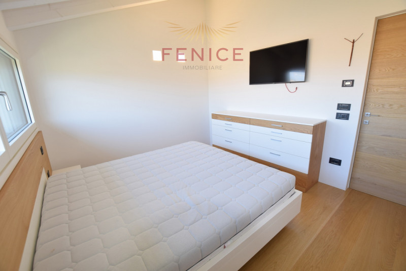 Immersa nella quiete della campagna di Caerano di San Marco, ma strategicamente vicina al centro ...