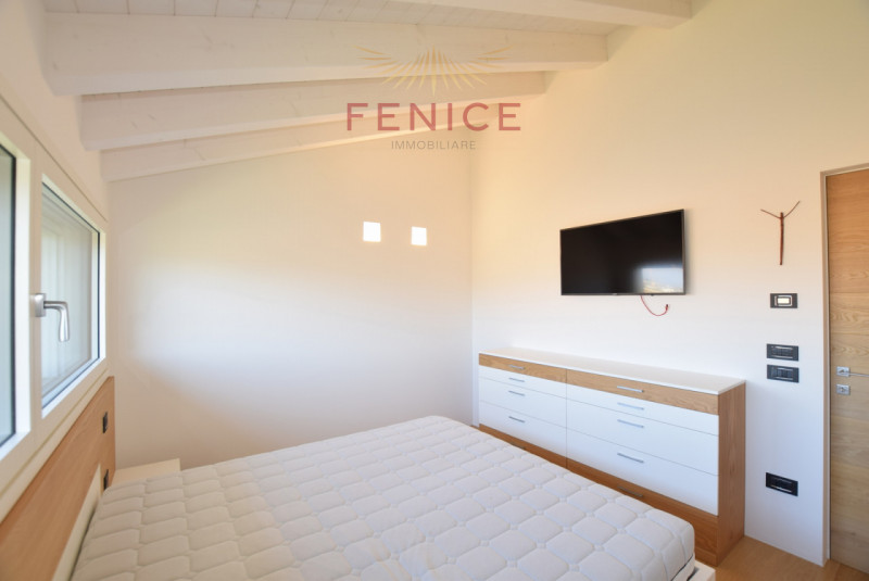 Immersa nella quiete della campagna di Caerano di San Marco, ma strategicamente vicina al centro ...