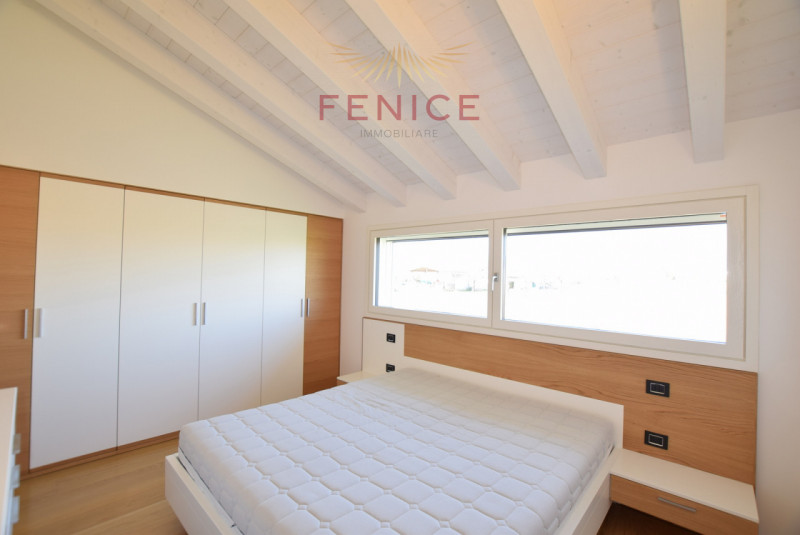 Immersa nella quiete della campagna di Caerano di San Marco, ma strategicamente vicina al centro ...