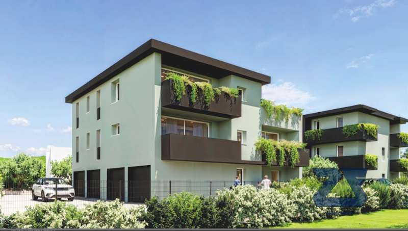 Proponiamo in vendita questo luminoso e spazioso quadrilocale distribuito su mq.90 in zona reside...