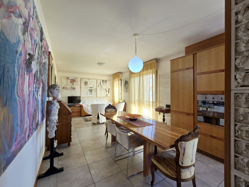 VILLORBA, frazione Carità in Piazza Aldo Moro, zona servitissima, vendesi appartamento di 101mq. ...