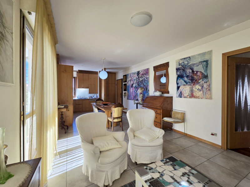 VILLORBA, frazione Carità in Piazza Aldo Moro, zona servitissima, vendesi appartamento di 101mq. ...