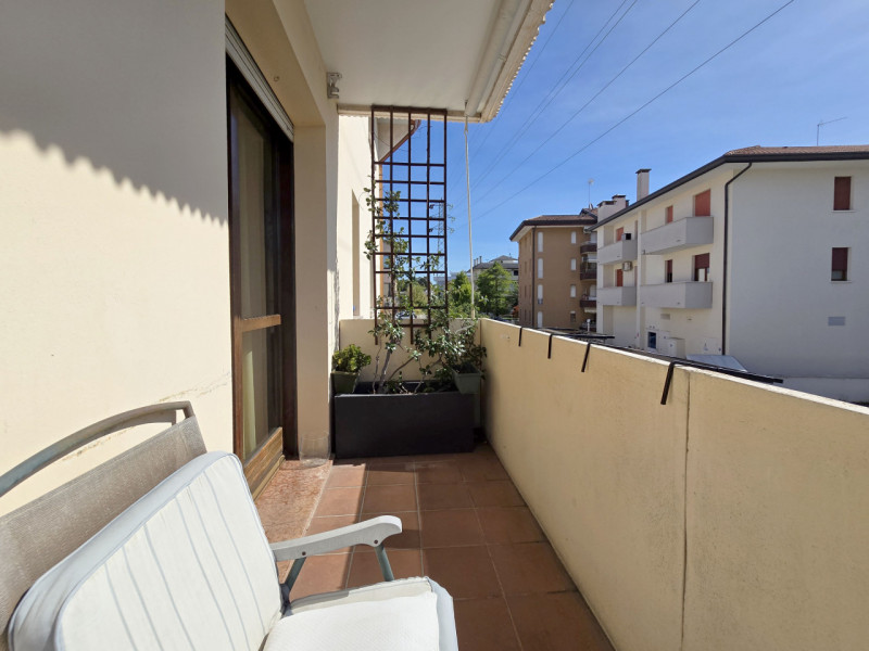 VILLORBA, frazione Carità in Piazza Aldo Moro, zona servitissima, vendesi appartamento di 101mq. ...