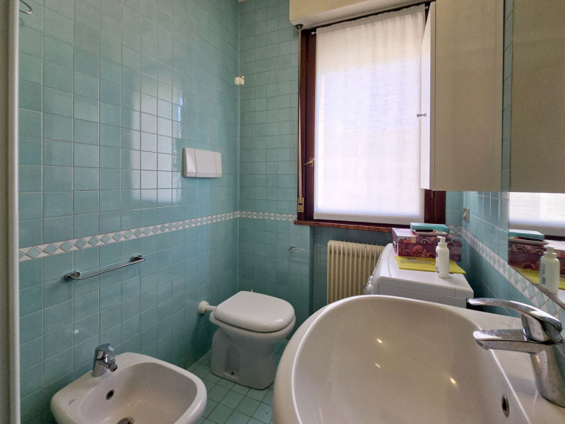 VILLORBA, frazione Carità in Piazza Aldo Moro, zona servitissima, vendesi appartamento di 101mq. ...