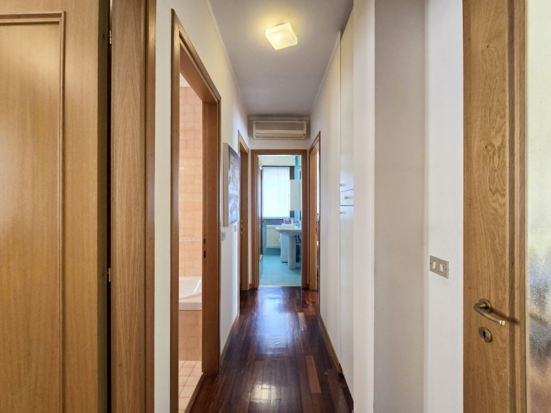 VILLORBA, frazione Carità in Piazza Aldo Moro, zona servitissima, vendesi appartamento di 101mq. ...