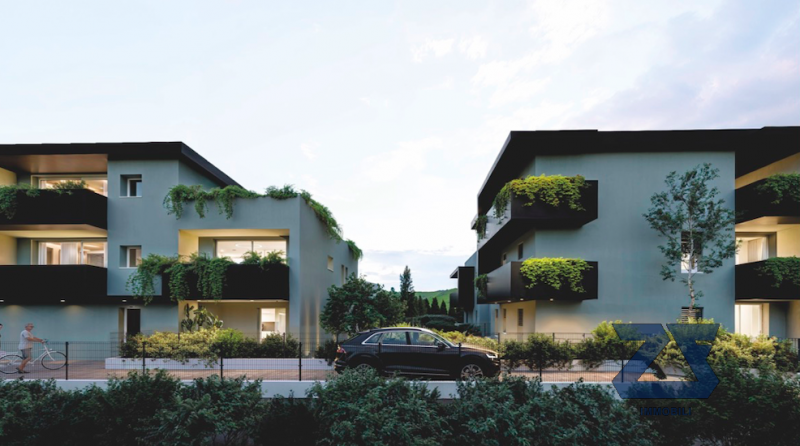 Proponiamo in vendita questo luminoso e spazioso attico distribuito su mq.100 in zona residenzial...