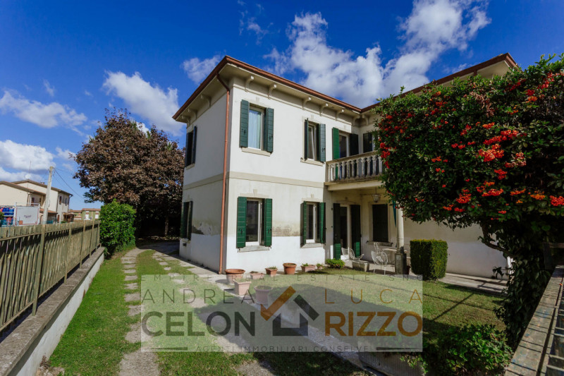 Nel centro di Agna, proponiamo in vendita una casa singola che conserva tutto il fascino della su...