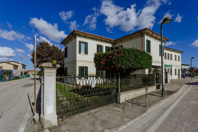 Nel centro di Agna, proponiamo in vendita una casa singola che conserva tutto il fascino della su...