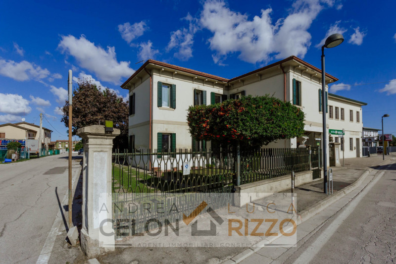 Nel centro di Agna, proponiamo in vendita una casa singola che conserva tutto il fascino della su...