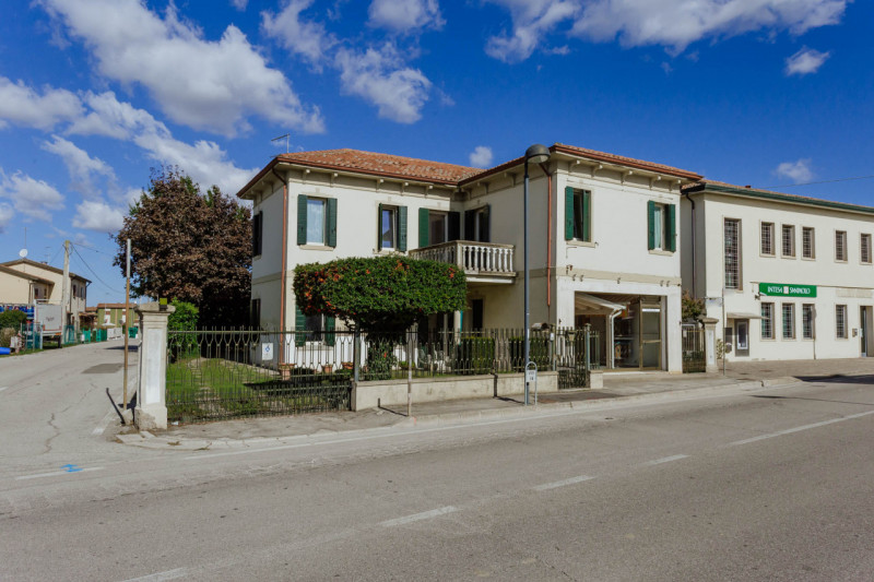 Nel centro di Agna, proponiamo in vendita una casa singola che conserva tutto il fascino della su...