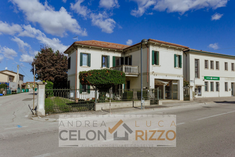 Nel centro di Agna, proponiamo in vendita una casa singola che conserva tutto il fascino della su...