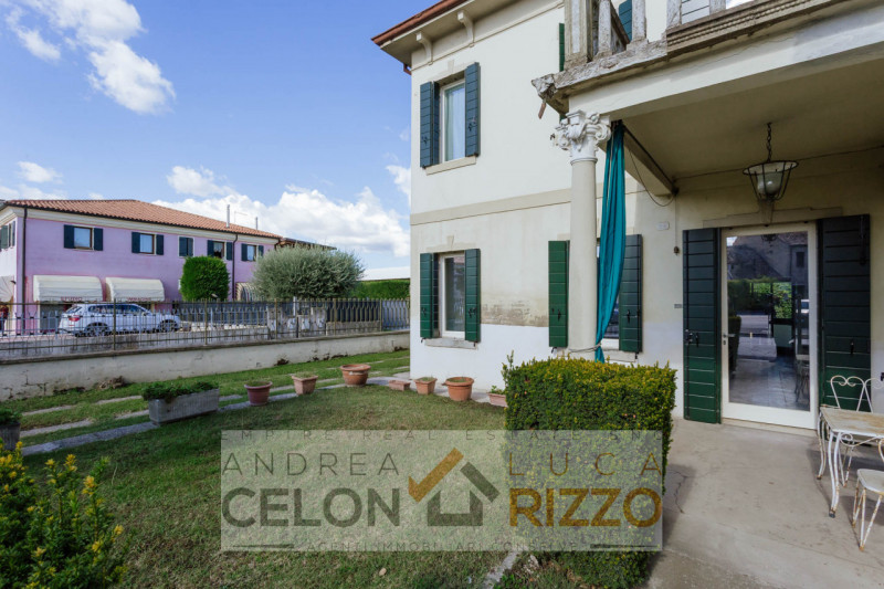 Nel centro di Agna, proponiamo in vendita una casa singola che conserva tutto il fascino della su...