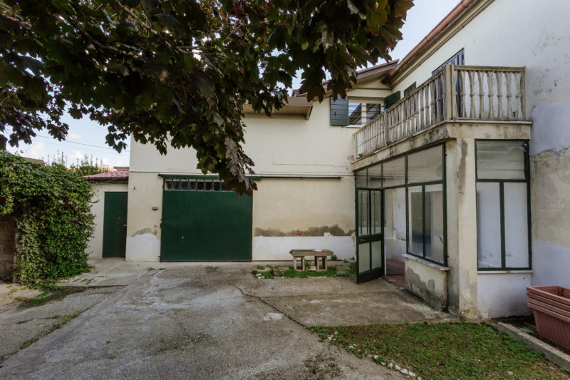 Nel centro di Agna, proponiamo in vendita una casa singola che conserva tutto il fascino della su...