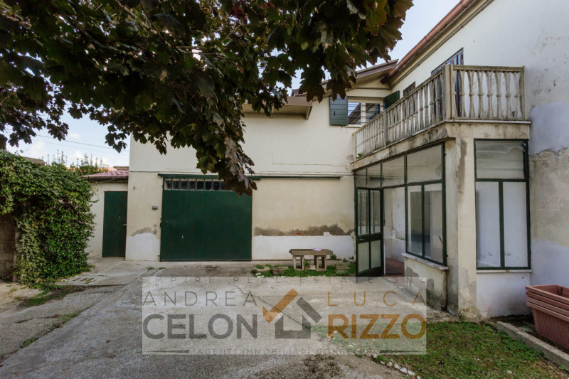 Nel centro di Agna, proponiamo in vendita una casa singola che conserva tutto il fascino della su...