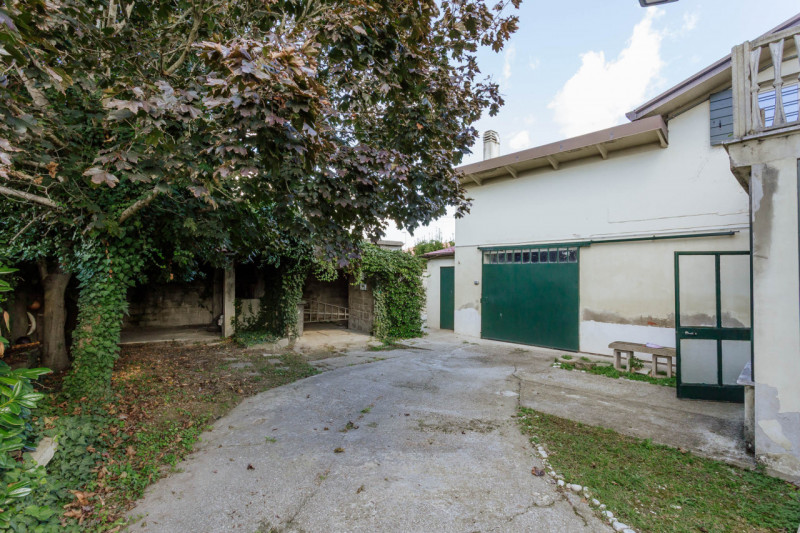 Nel centro di Agna, proponiamo in vendita una casa singola che conserva tutto il fascino della su...