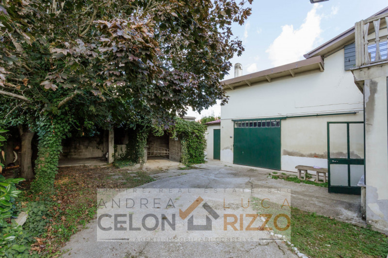 Nel centro di Agna, proponiamo in vendita una casa singola che conserva tutto il fascino della su...