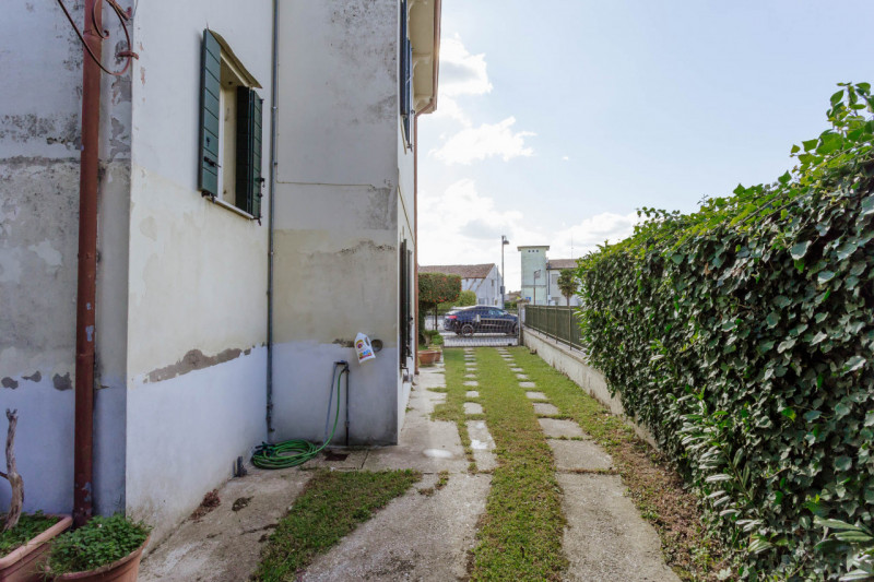 Nel centro di Agna, proponiamo in vendita una casa singola che conserva tutto il fascino della su...
