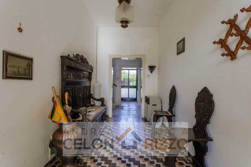 Nel centro di Agna, proponiamo in vendita una casa singola che conserva tutto il fascino della su...