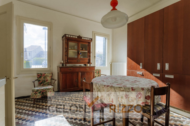 Nel centro di Agna, proponiamo in vendita una casa singola che conserva tutto il fascino della su...