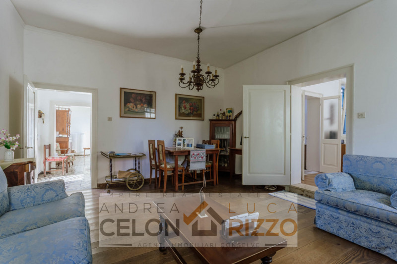 Nel centro di Agna, proponiamo in vendita una casa singola che conserva tutto il fascino della su...