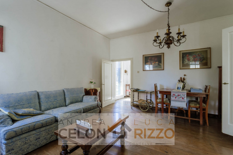 Nel centro di Agna, proponiamo in vendita una casa singola che conserva tutto il fascino della su...