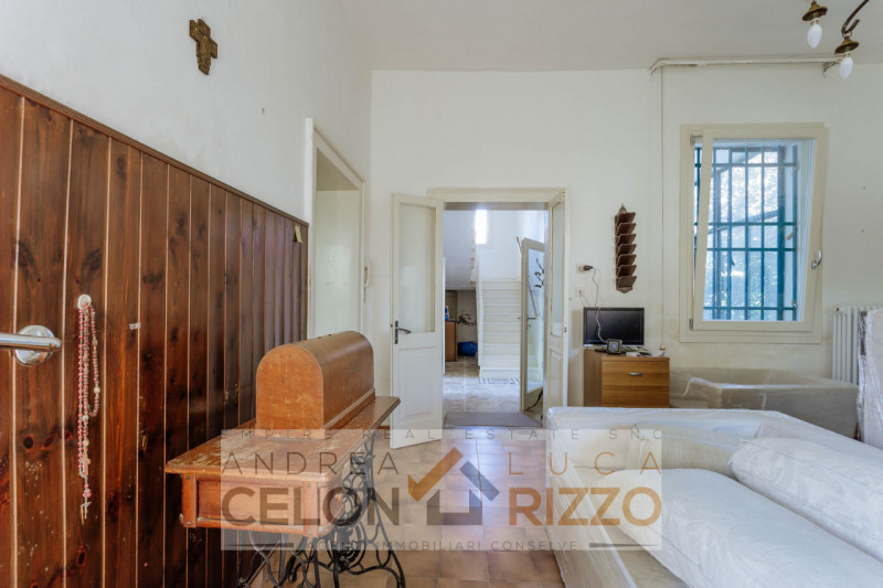 Nel centro di Agna, proponiamo in vendita una casa singola che conserva tutto il fascino della su...