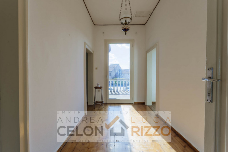 Nel centro di Agna, proponiamo in vendita una casa singola che conserva tutto il fascino della su...