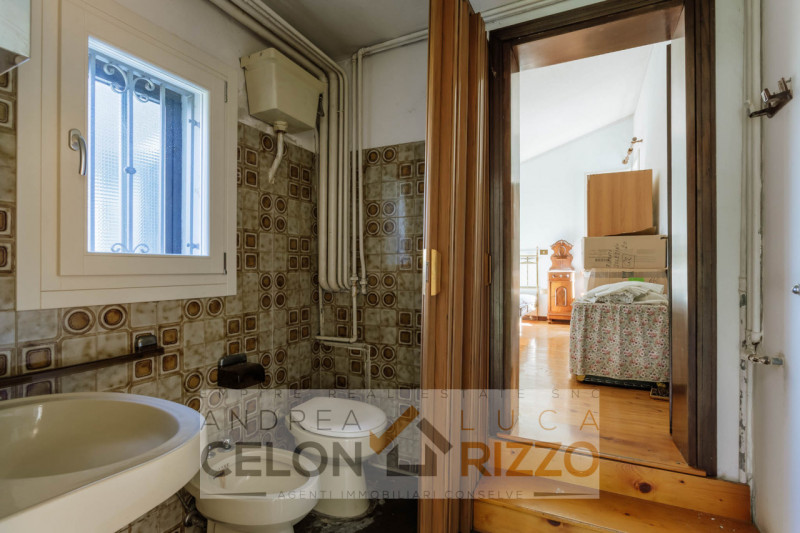 Nel centro di Agna, proponiamo in vendita una casa singola che conserva tutto il fascino della su...