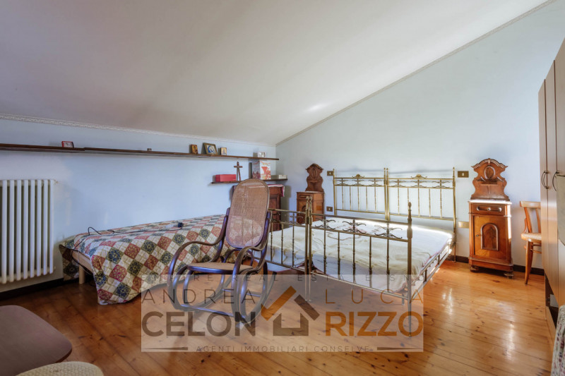 Nel centro di Agna, proponiamo in vendita una casa singola che conserva tutto il fascino della su...