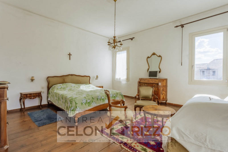 Nel centro di Agna, proponiamo in vendita una casa singola che conserva tutto il fascino della su...