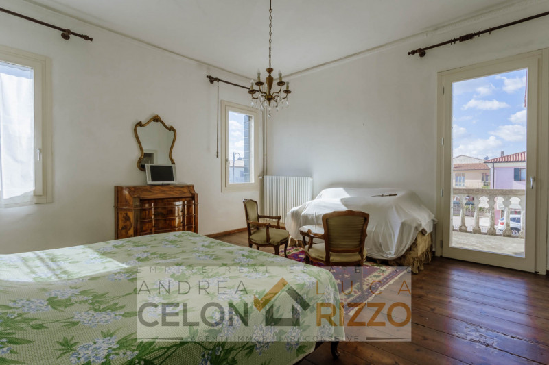 Nel centro di Agna, proponiamo in vendita una casa singola che conserva tutto il fascino della su...