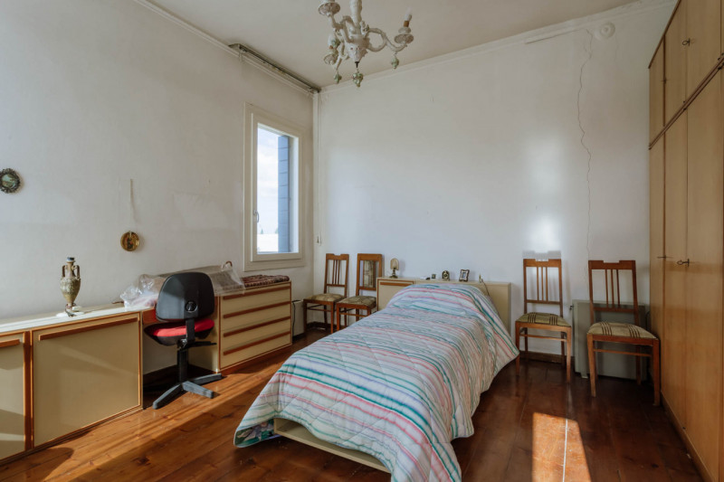 Nel centro di Agna, proponiamo in vendita una casa singola che conserva tutto il fascino della su...