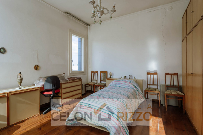 Nel centro di Agna, proponiamo in vendita una casa singola che conserva tutto il fascino della su...